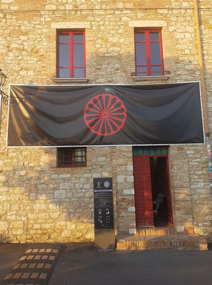 Corciano Festival, luca vitone, bandiera anarchica con ruota Rom