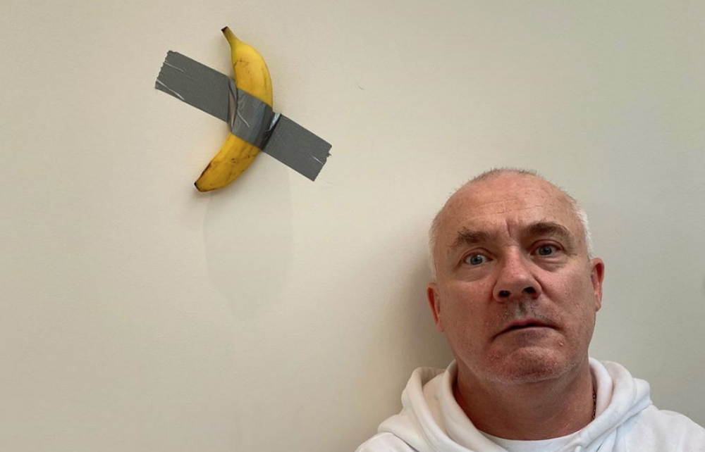 Damien Hirst con la replica della banana di Cattelan