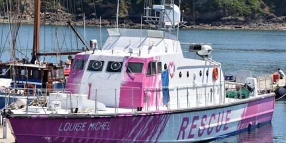 L'imbarcazione Louise Michel finanziata da Banksy