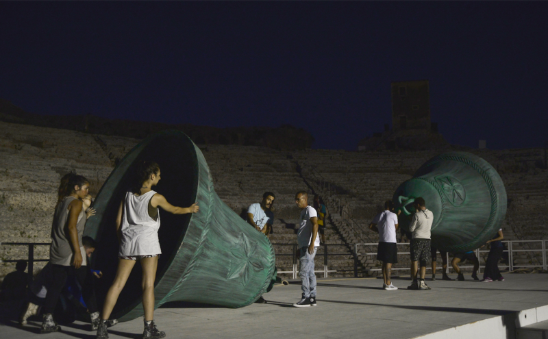 Mircea Cantor, Il suono del mio corpo è la memoria della mia presenza, Teatro Greco di Siracusa (foto di scena di Gianni Luigi Carnera)