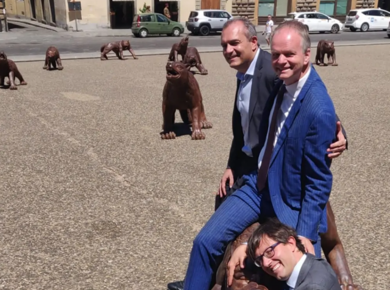 Nardella, de Magistris e Schmidt divertiti con un lupo di Liu Ruowang