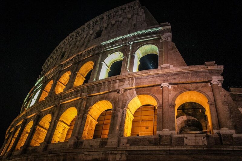 La luna sul Colosseo