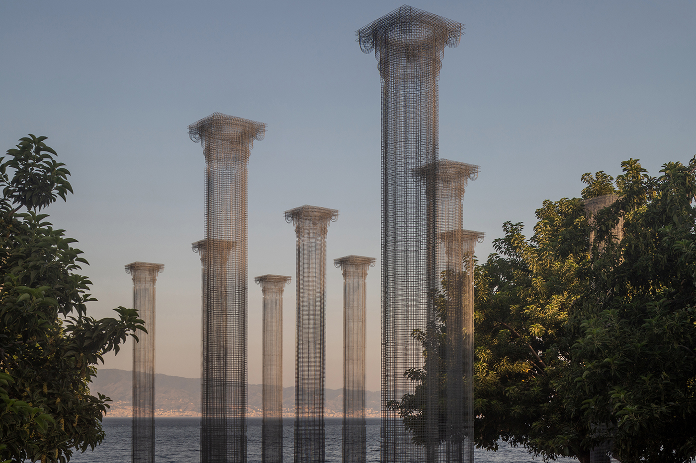Lievi e aeree colonne. Immagini della nuova installazione di Edoardo Tresoldi in Calabria