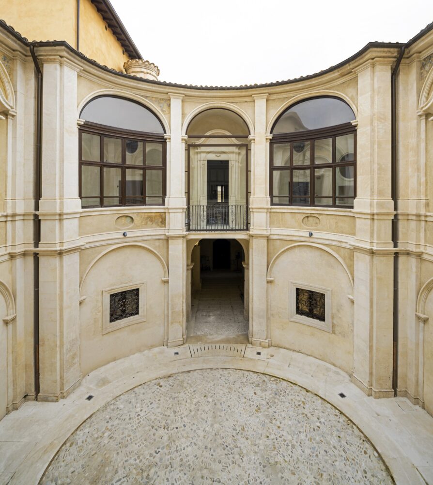 La corte interna di Palazzo Ardinghelli restaurata (ph Andrea Jemolo)