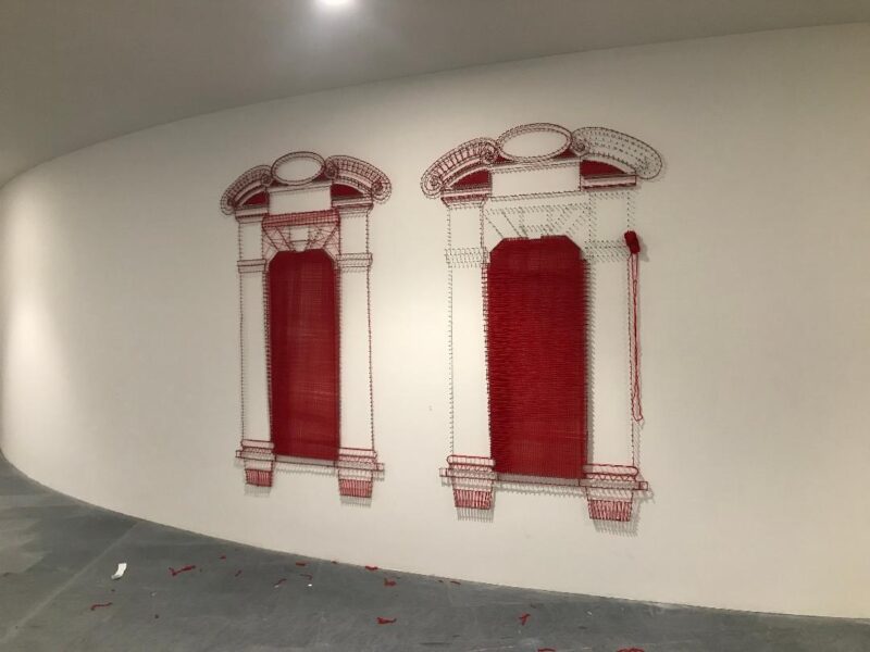 Letizia Cariello, Gate#0Bocconi, 2020, chiodi di acciaio e tessitura di lana su disegno, installazione site specific, nuovo Campus Bocconi Milano, 220x300x4, courtesy l’artista e Galleria Massimi Minini Brescia