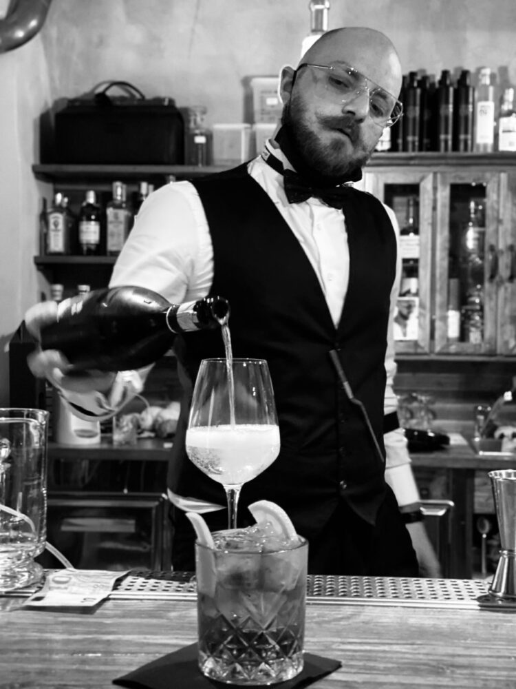 Nicola Righi, titolare e barman del Santeria the Old Twenties cocktail bar di Urbino