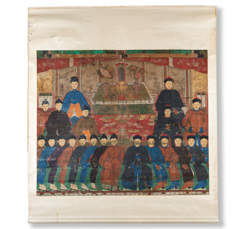 Lotto 310 - Scroll, Cina, dinastia Qing, china e acquerelli su carta, cm 190x170 (cm 130x154) raffigurante una famiglia di dignitari. Stima 800-1.200 euro