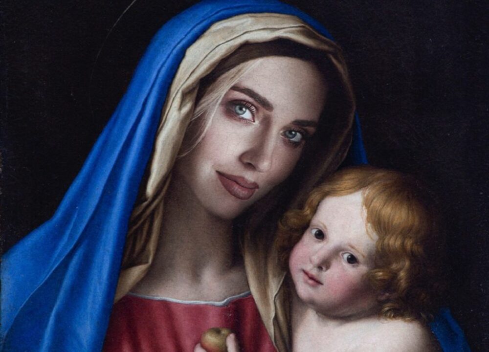 Chiara Ferragni raffigurata come una Madonna col bamino