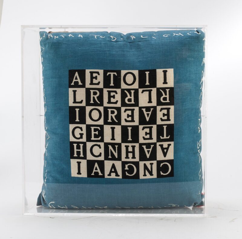 Lotto 63 - Alighiero Boetti (Torino 1940 - Roma 1994), Caterina e Alighiero, 1990, cuscino stampato, cm. 55 x 48 x 15. In teca di plexiglass. Stima 2.000-3.000 euro