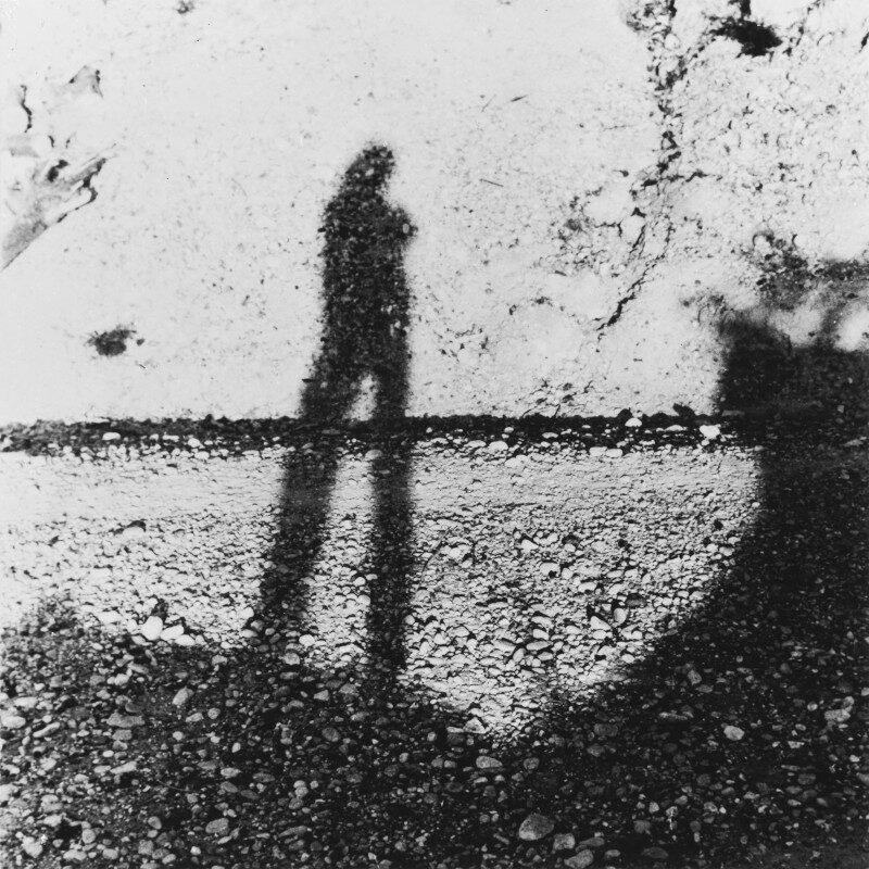 Ritratto dell’artista come ombra sul muro, 1957-1975. Fotografia in bianco e nero. Collezione privata, Milano