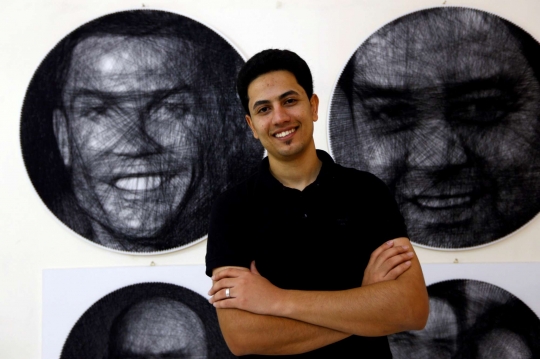 Saeed Hwaidi con il ritratto di Cristiano Ronaldo (foto merdeka.com)