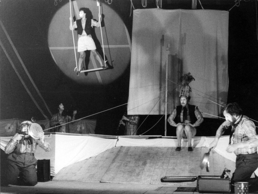 Spettacolo Gli uccelli, commedia di Aristofane, regia Lorenzo Rizzato (1977), Teatro Popolare di Ricerca, Padova