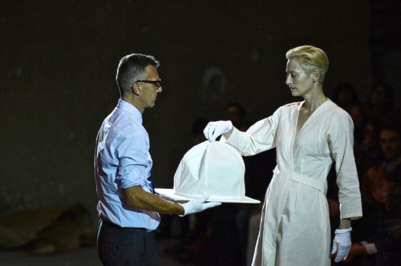 Romaison -Tilda-Swinton-e-Olivier-Saillard-performance-The-Impossible-Wardrobe-Parigi-Palais-de-Tokyo_-ph-credit-Piero-Biason