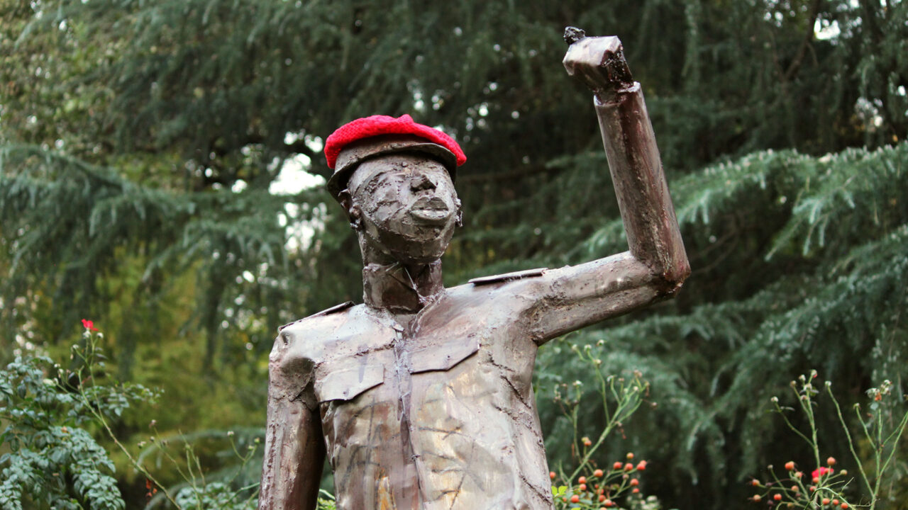 Decolonize the city a Milano: la statua del rivoluzionario Sankara vicino a quella di Montanelli
