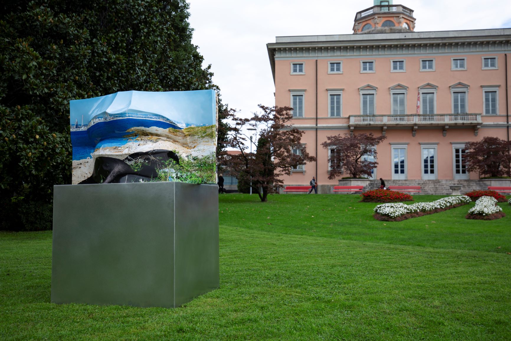 Tra fotografia e scultura. Le installazioni “sostenibili” di Jack Braglia dal Parco Ciani al Ceresio