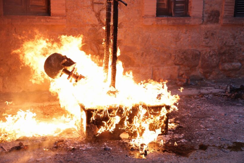 Santiago Sierra La quema del Ninot