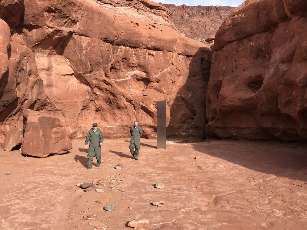 Misterioso monolite compare nel deserto dello Utah: è un’opera d’arte?