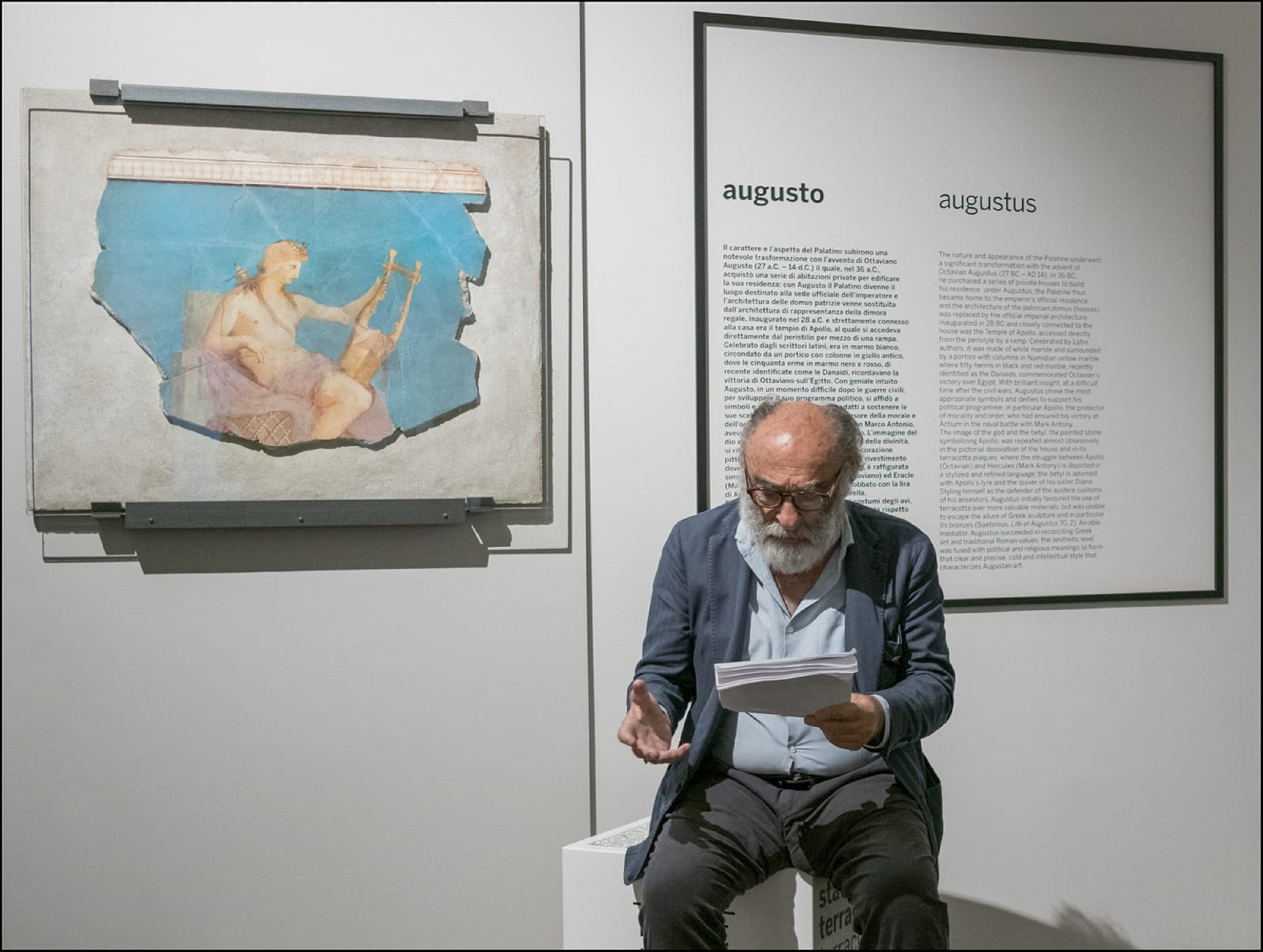 “Canti di Pietra” di Gabriele Tinti. La performance di Alessandro Haber al Museo Palatino