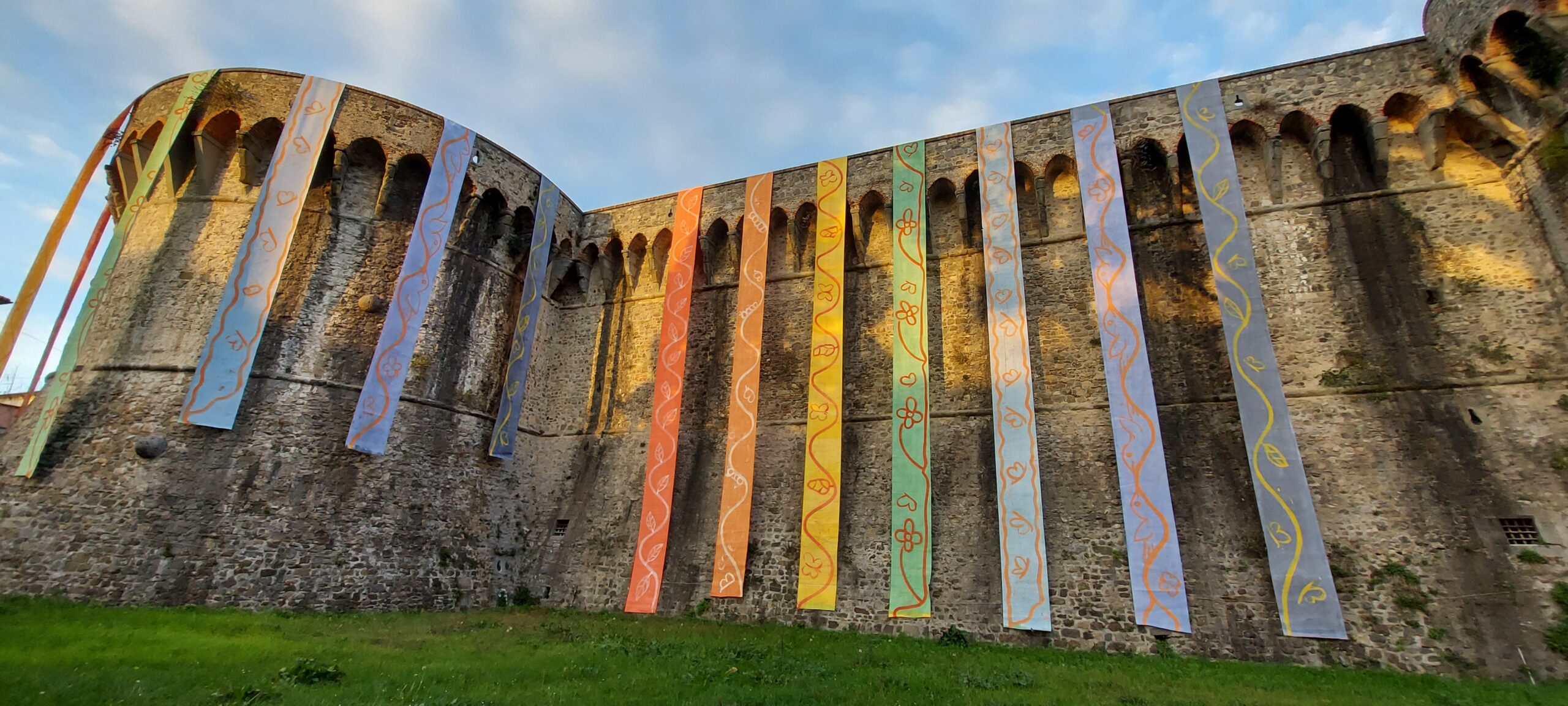 La più grande installazione al mondo su una fortezza: l’artista Dale a Sarzana