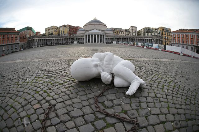 Un bimbo di marmo incatenato a Napoli: la scultura di Jago che guarda ai poveri