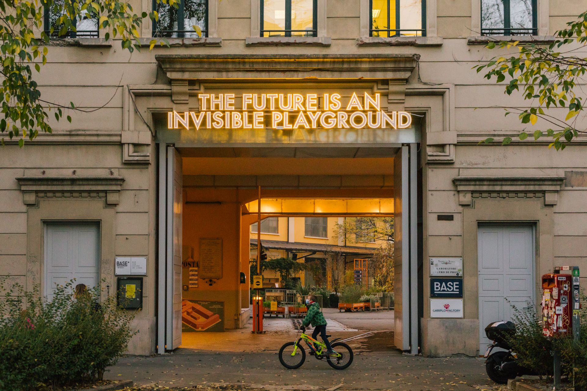 Il futuro è un parco giochi invisibile. Il poema luminoso di Montgomery a Base Milano