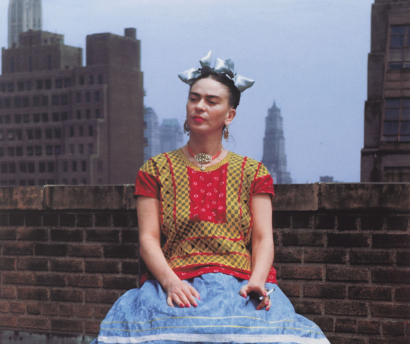 L’apparenza inganna. Un film racconta la grande mostra di Frida Kahlo a San Francisco