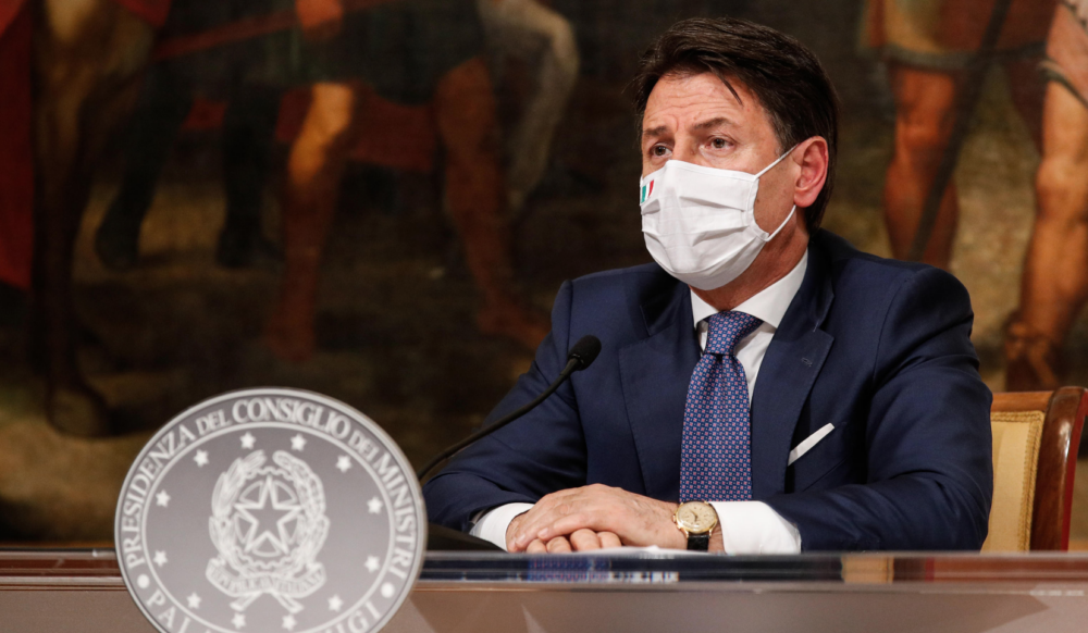 Giuseppe Conte espone il nuovo DPCM