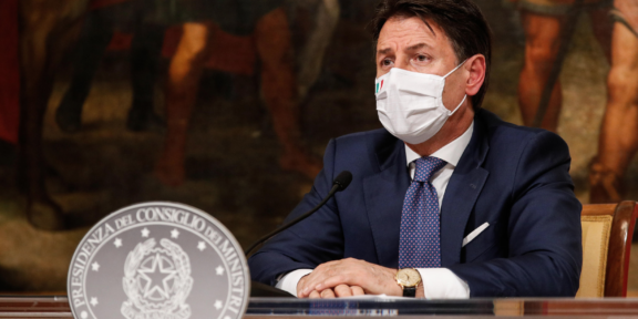 Giuseppe Conte espone il nuovo DPCM