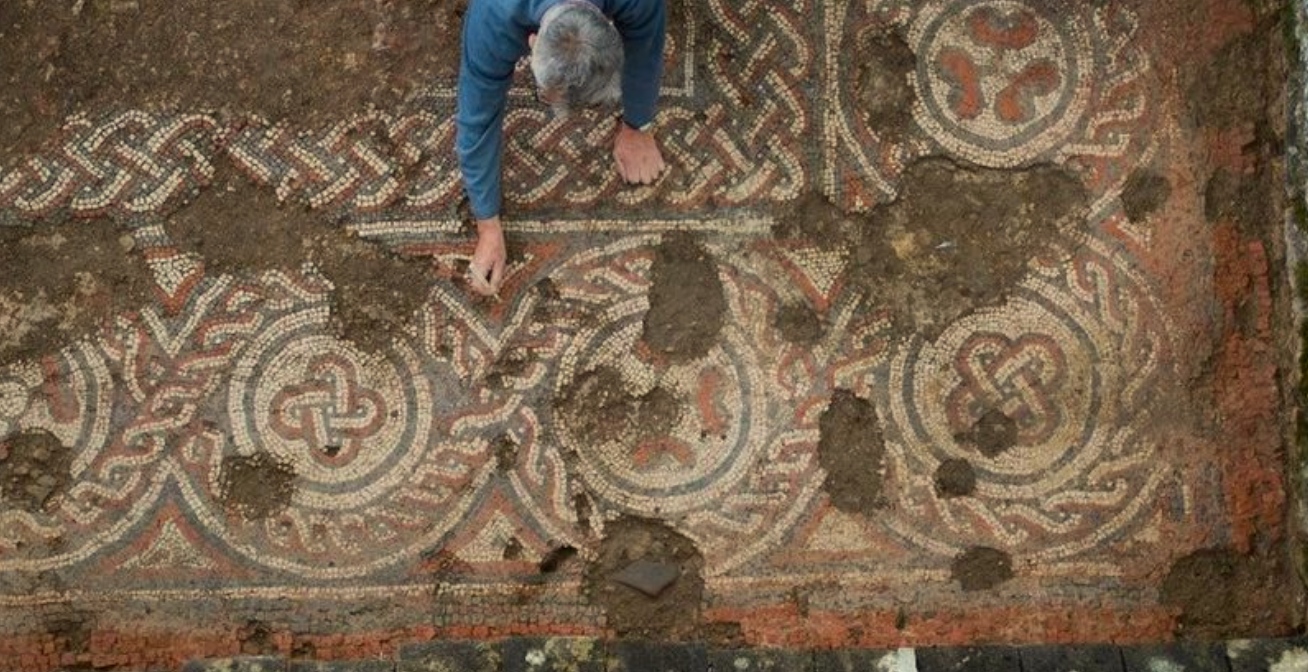 Mosaico romano scoperto nel Gloucestershire. Stravolge la cronologia del Medioevo inglese