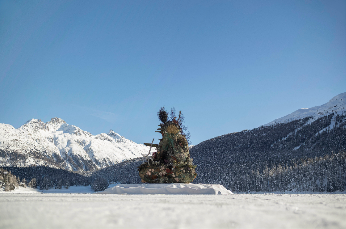 Damien Hirst installa una scultura sul lago ghiacciato di St Moritz. Un progetto realizzato grazie a Marco Voena