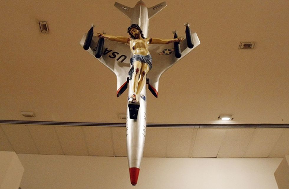 Sacrilegio! Il Museo Reina Sofía denunciato per il Cristo crocefisso a un jet di Leon Ferrari