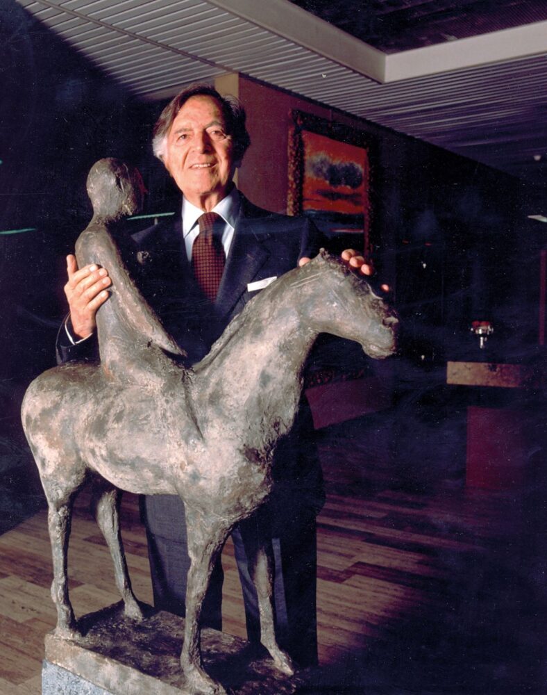 Pietro Barilla accarezza un Cavaliere di Marino Marini nell’ingresso degli uffici Barilla di Pedrignano 1991 Ph Ferdinando Cioffi