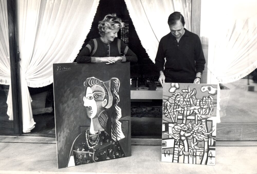 Pietro Barilla con la moglie Marilena e i quadri di Pablo Picasso e Fernand Léger davanti alla casa di Fraore 1963 ca Ph Bruno Vaghi