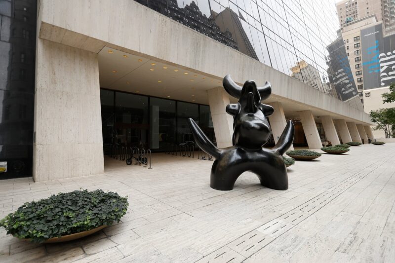 Un monumentale toro bronzeo di Miró che si trova in mezzo all'entrata principale del Solow Building