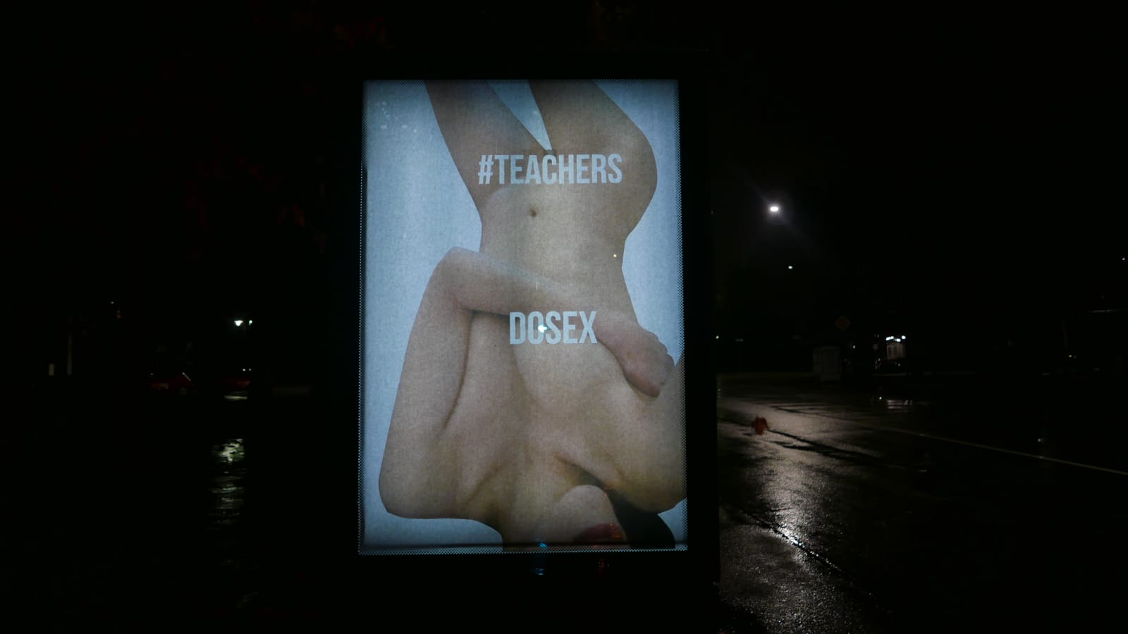 Tre manifesti a Torino. Il ‘nostro’ Banksy contro il revenge porn (e il bigottismo)