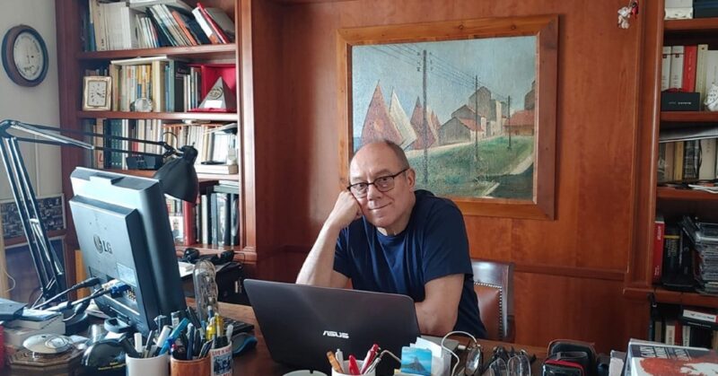 Carlo Verdone nel suo studio