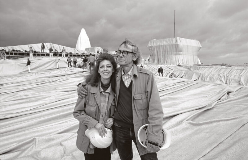 Christo and Jeanne-Claude während der Installation des Verhüllten Reichstages, Berlin 1995. Foto: Wolfgang Volz