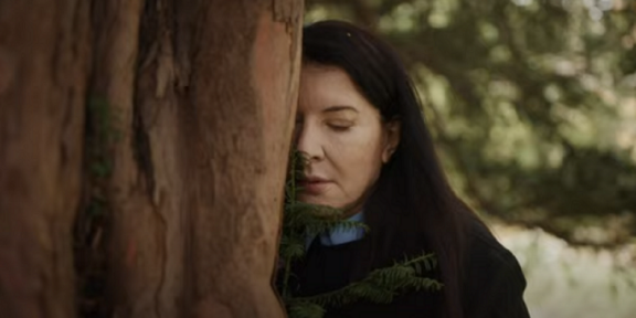 Marina Abramovic si lamenta con un albero