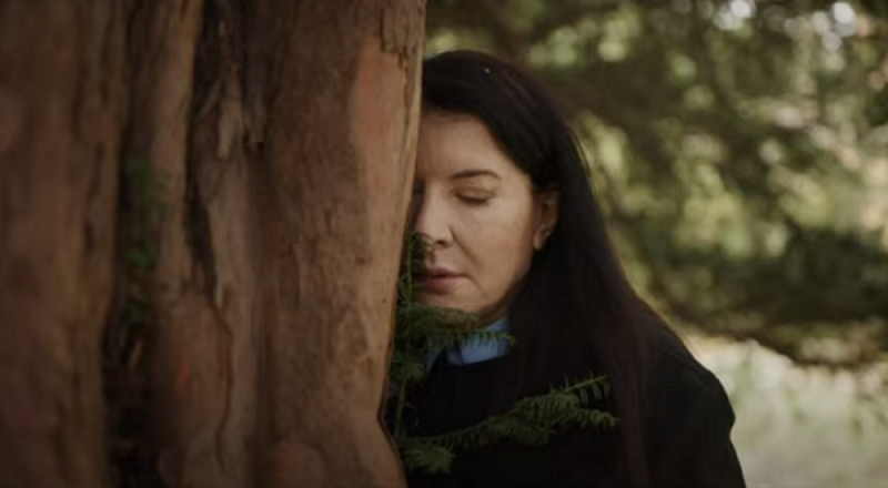 Marina Abramovic si lamenta con un albero