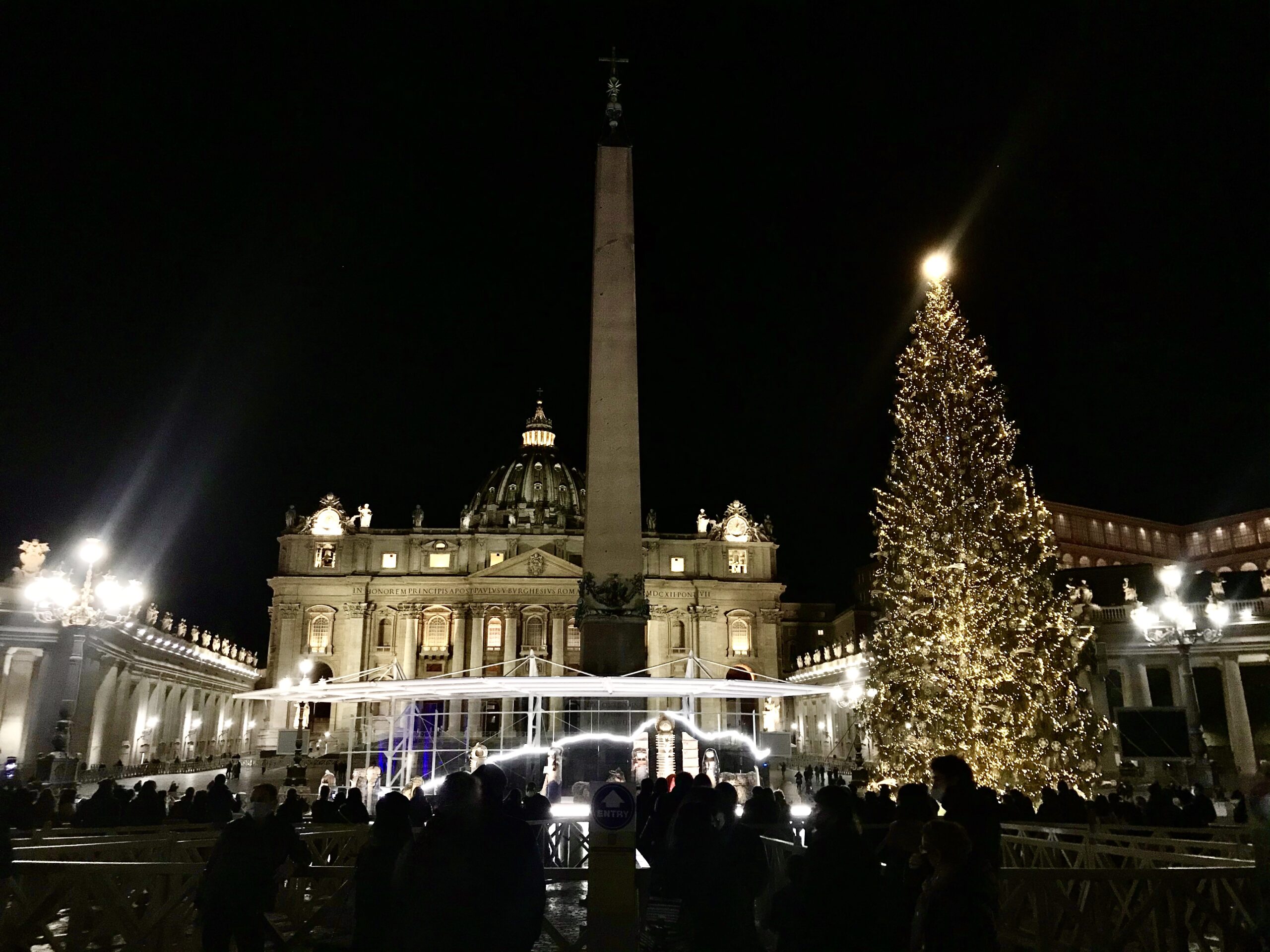 Luci e cieli stellati incantano il Natale di Roma, polemiche per il presepe di Piazza San Pietro