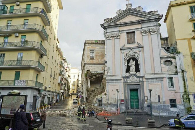 A Napoli è crollata la facciata di una chiesa del seicento