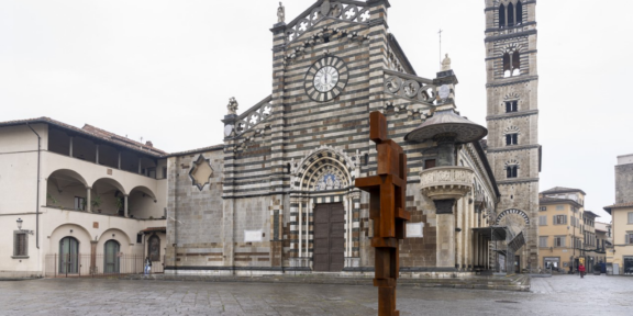 ANTONY GORMLEY SHY 2017 Ghisa / Cast iron 363,3 x 84,2 x 62,7 cm PhotoElaBIlakowska, OKNOstudio Copyright Line: © the Artist