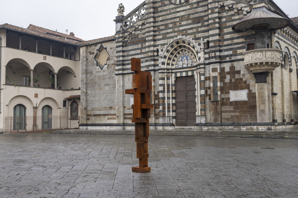 ANTONY GORMLEY SHY 2017 Ghisa / Cast iron 363,3 x 84,2 x 62,7 cm  PhotoElaBIlakowska, OKNOstudio Copyright Line: © the Artist