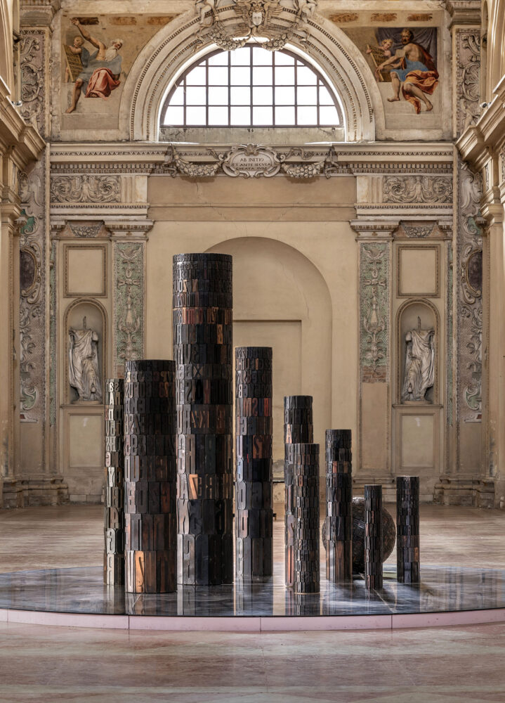  Giorgio Milani, TORRE DI GUTENBERG, 2010, Assemblaggio di caratteri tipografici di legno, dimensione varie