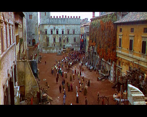La Piazza di Todi vista dall’alto con il set del film