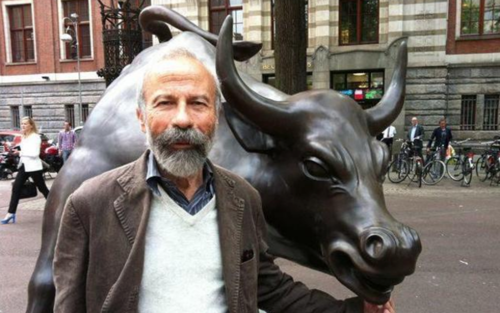 Arturo di Modica con il Toro di Wall Street