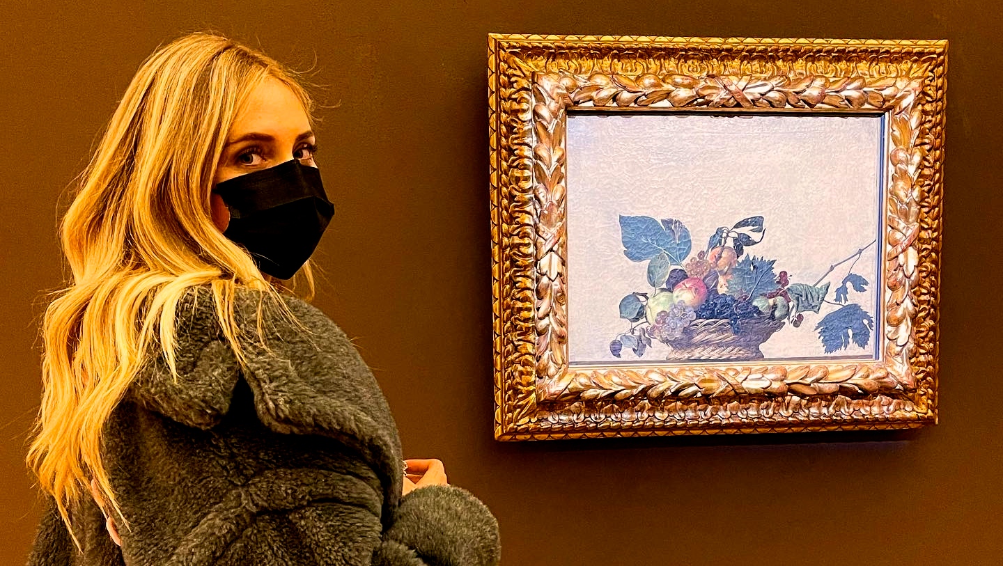 Chiara Ferragni chez Leonardo e Caravaggio. L’influencer in visita alla Pinacoteca Ambrosiana