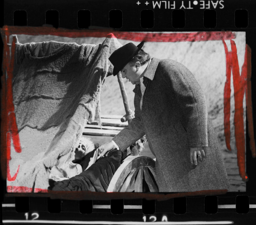 Ri-tratto Rosso – Elisabetta Catalano guarda Federico Fellini