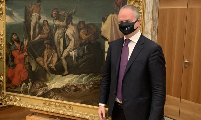 Il direttore degli Uffizi Eike Schmidt con l'opera di Passerotti