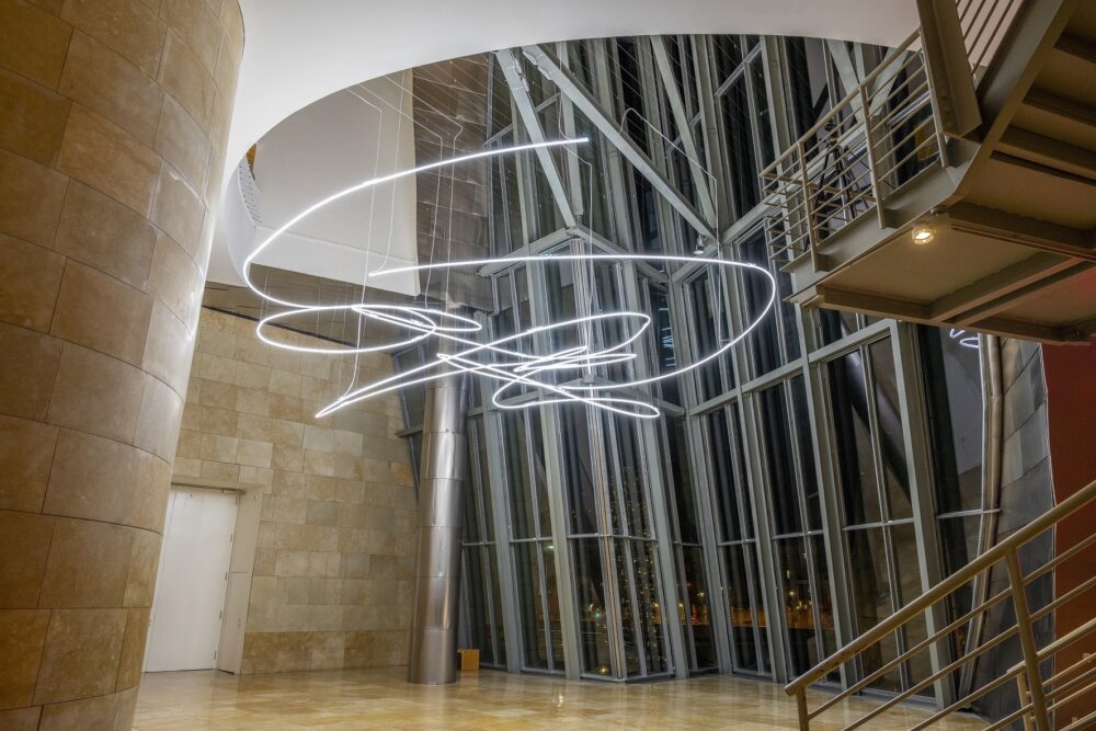 Struttura al neon per la IX Triennale di Milano nell’atrio del Guggenheim Bilbao
